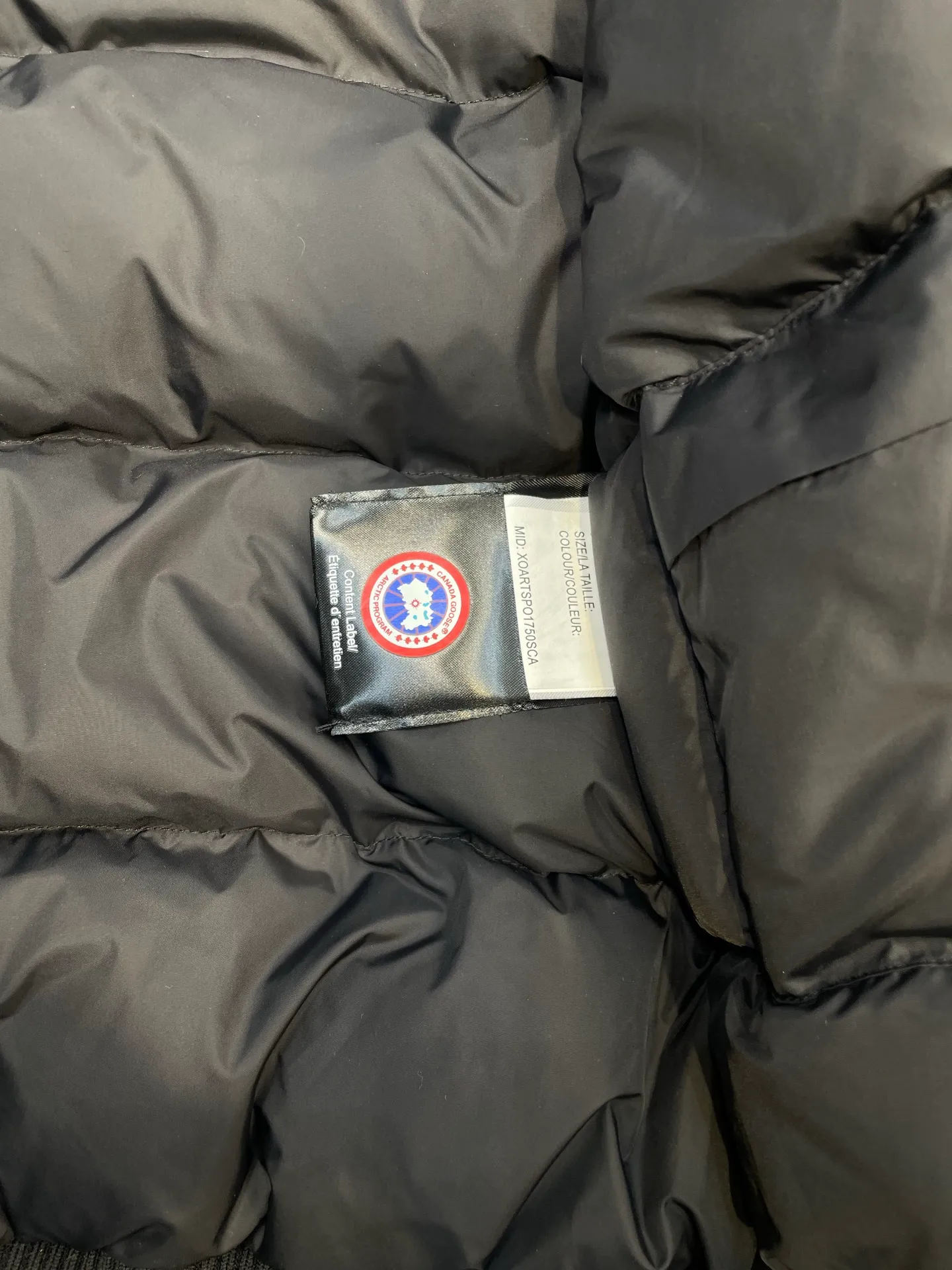 P780 high-end version Canada Goose Canada Goose #Chilliwack 7999M bomber jacket short down jacket/01 model #Men and Women Same Style# ➖ Genuine synchronous anti-counterfeiting chip sensor! ➖ Imported 21S polyester-cotton blended original fabric [last year’s 16S/18S hard fabrics have been completely eliminated, this year all use 21S genuine synchronous fabrics, the soft mid-strap feels delicate and textured], genuine synchronous Feather-Light 10D waterproof coating fabric, made of 84.5 polyester fiber and 15.5 cotton, 100% the best feel in the entire network! ➖ The genuine official website is synchronized with the national standard 80 white duck down, you can check the official website customer service, there will never be a series of misleading claims such as 90 down or goose down! ➖ Using the best nylon lining with double double-layer sealing design, velvet-proof No. 7 needle + grid-filled down ready-made garments, there is 100% no so-called velvet running! ➖ The cuffs are designed with thickened seamless threads, and the collar and pockets are lined with top-quality polar fleece to keep you warm and comfortable! ➖ Yoshida YKK provides original custom-made electroplated sliders. YKK two-way lockable zippers are tight and smooth and will not peel off paint! ➖ 3M composite guarantees that the Velcro is the same as the original, durable, and all accessories and hardware are custom-made! ➖ Imported BEHRINGER embroidery machine to customize the 10,000-needle embroidery logo, 98% of which can be reproduced to restore the original logo. You can check and compare on the official website! ➖ The fur collars are all made of large pieces of Western Canadian blue wolf hide, ensuring that each fur collar is 13-15cm wide!   Size:XS-XXL